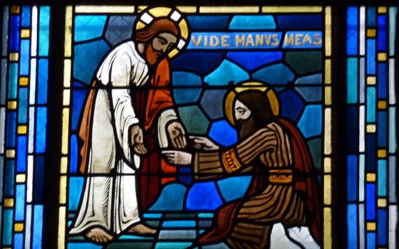 Jesus and St. Thomas with the words of Jesus in Latin, "See my hands," on a stained-glass window in Notre-Dame-du-Rosaire Church in Saint-Ouen, France (Wikimedia Commons/GFreihalter)